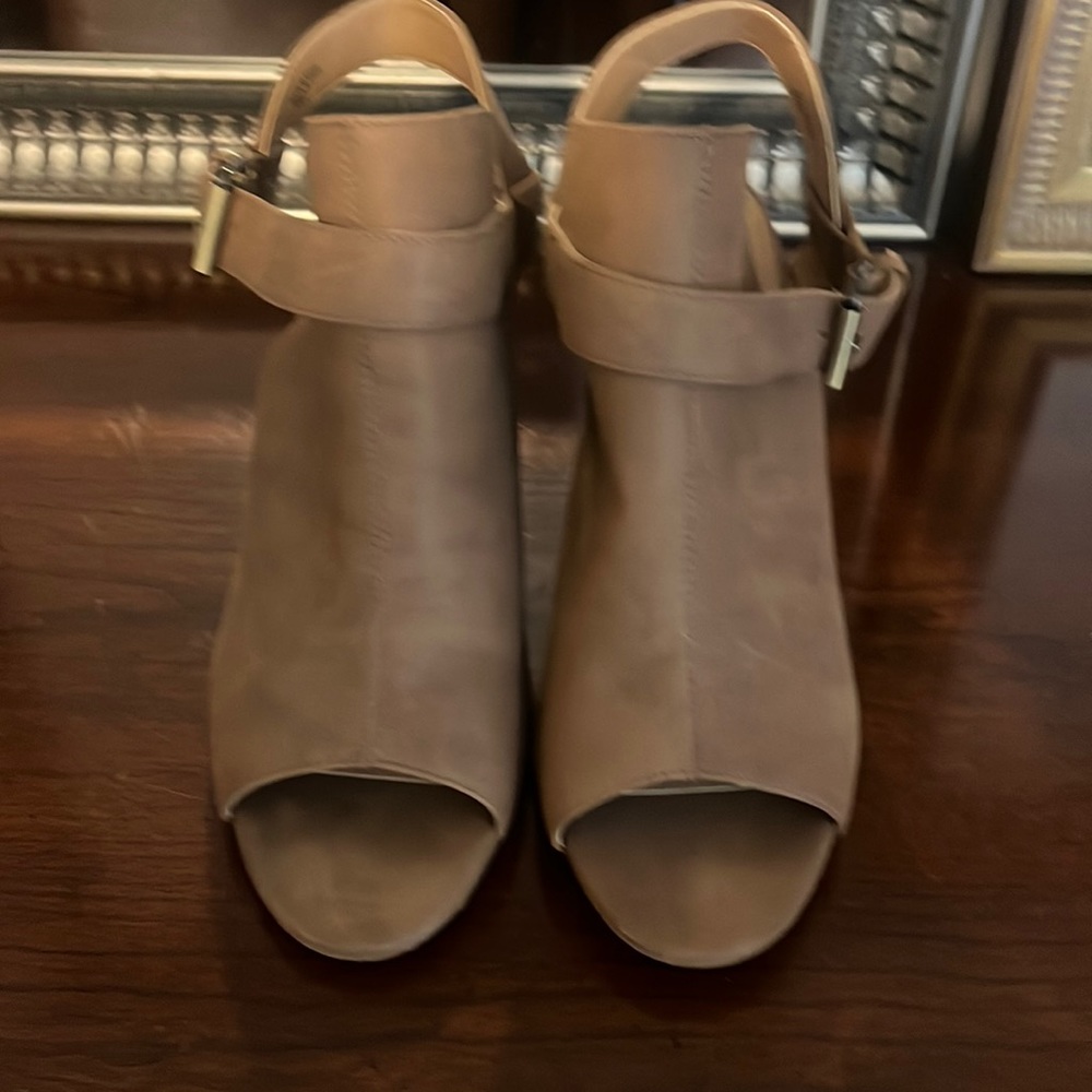 Tahari peep toe shoes